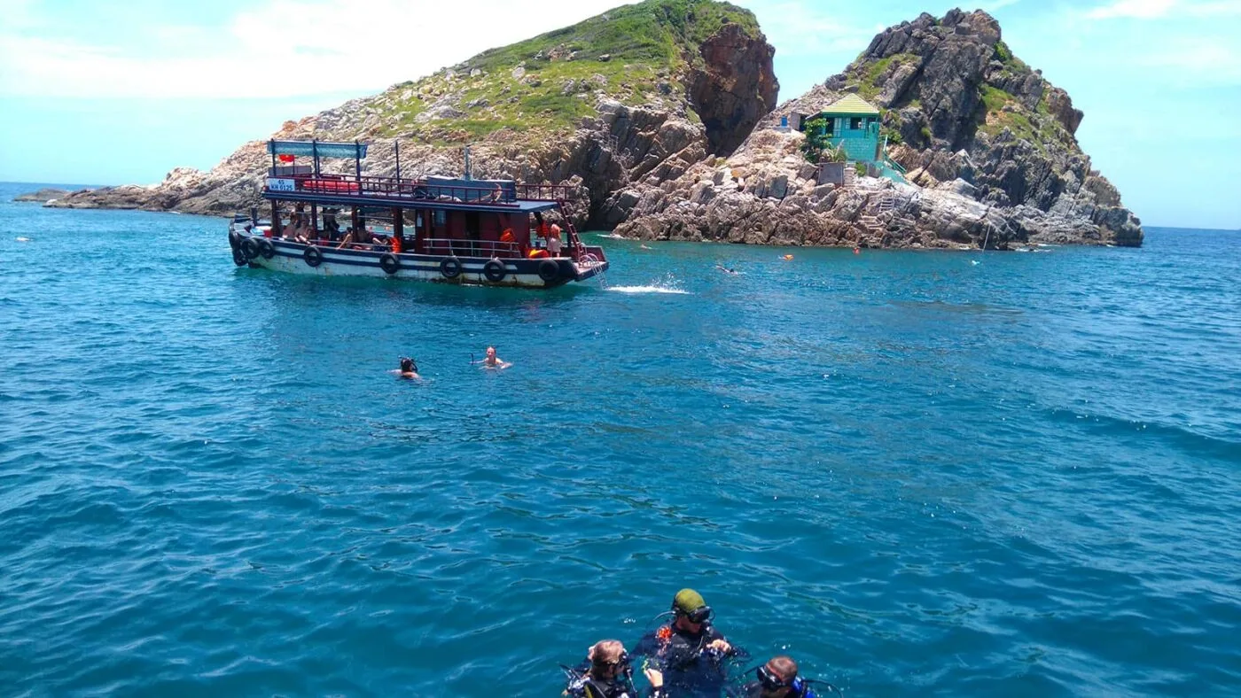Khám phá lặn ngắm san hô Hòn Tằm Nha Trang cùng ULATOUR